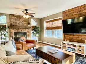 Family Friendly Cairo House with Hot Tub, Pool, Pond, 3Br, 3Ba Firepit, minutes from Hudson & Private Pond